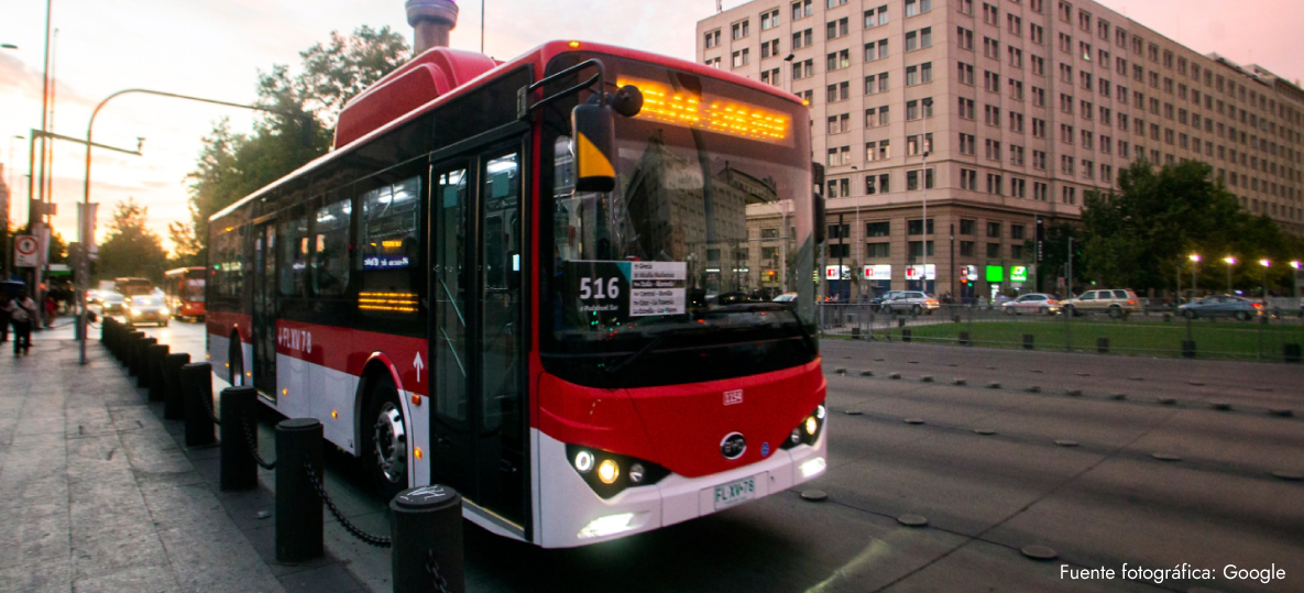 Bus eléctrico recorriendo la ciudad